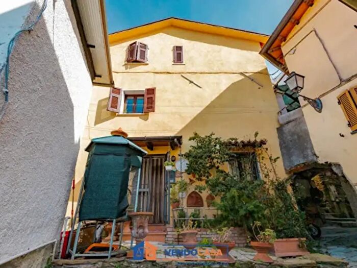 Casa quadrilocale in vendita in Frazione Altagnana, Massa