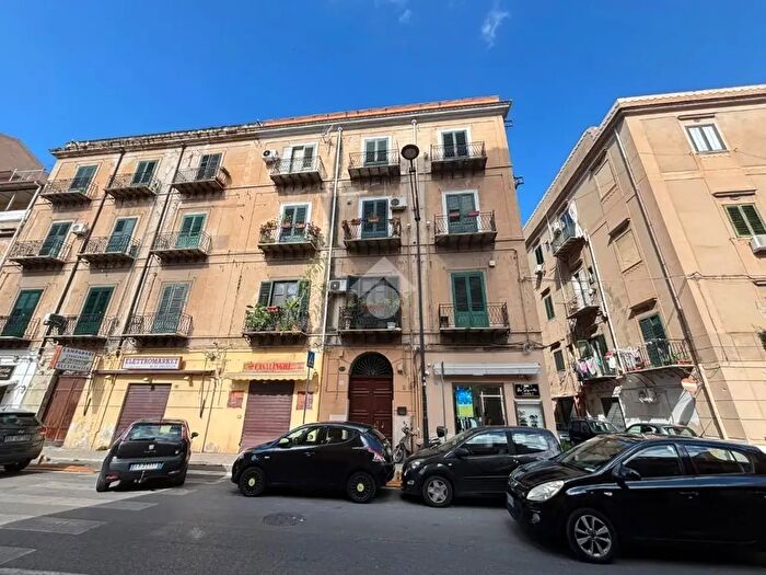 Appartamento trilocale in vendita in Via Oreto, Palermo