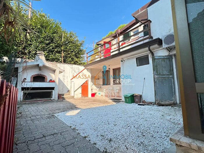 Casa con 9 locali in vendita in Via Felice Cavallotti, Massa