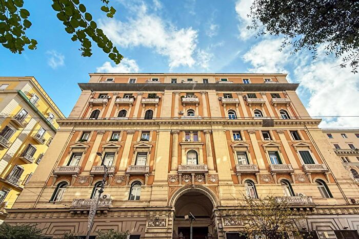 Appartamento quadrilocale in vendita in Piazza Bovio, Napoli