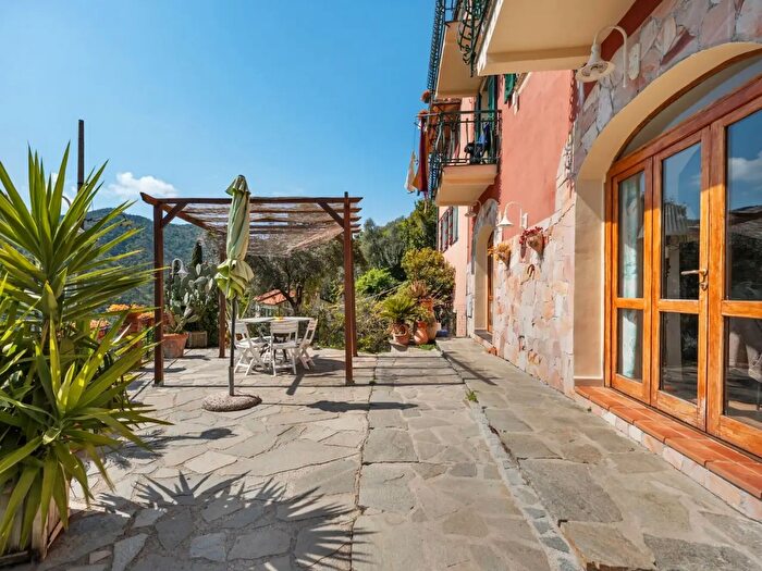 Casa con 13 locali in vendita in Passo Ciain, Avegno