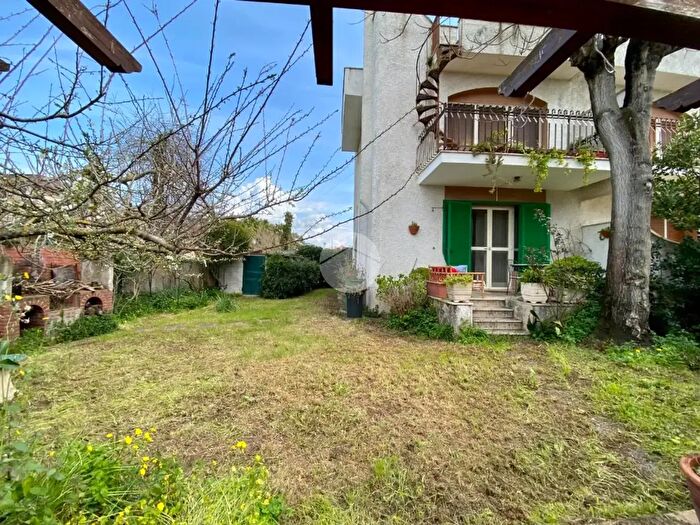 Casa trilocale in vendita in Viale Paride, Ardea