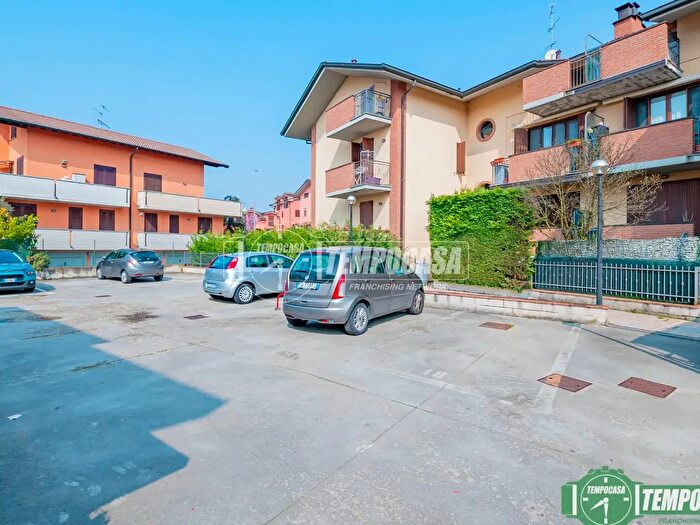 Appartamento trilocale in vendita in Via Libertà, Carpiano