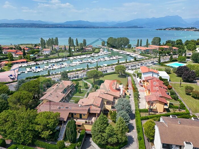 Appartamento trilocale in vendita in Via Salvo dAcquisto, Sirmione