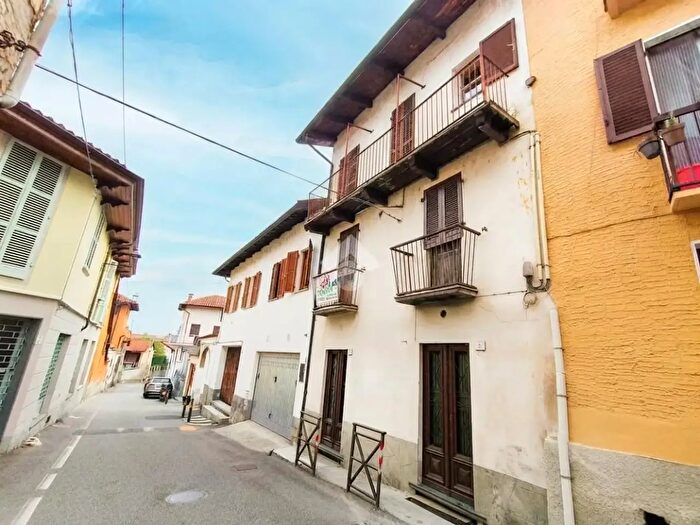 Casa con 9 locali in vendita in Vicolo Pietro Micca, Gassino Torinese