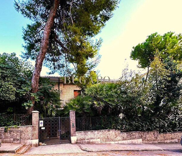 Casa con 8 locali in vendita in Ancona