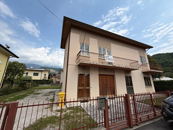 Casa con 7 locali in vendita in Via F Turati, Vittorio Veneto