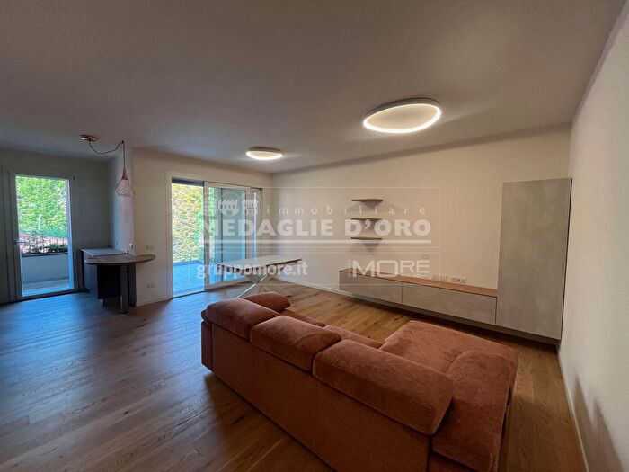 Appartamento con 6 locali in affitto in AdZe VLe Moreali, Modena