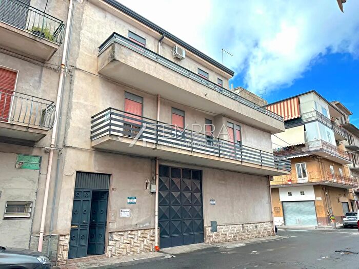 Appartamento con 6 locali in vendita in Via Archeologica, Adrano