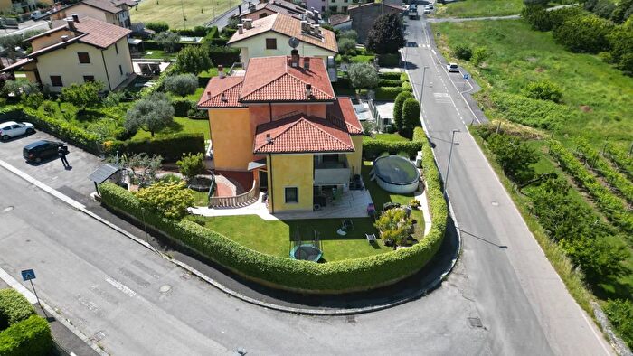 Casa con 6 locali in vendita in Verona