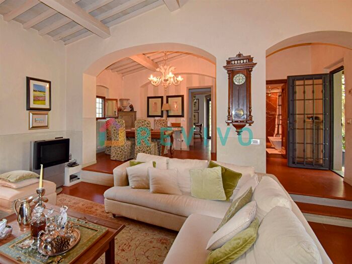 Casa con 10 locali in vendita in Firenze