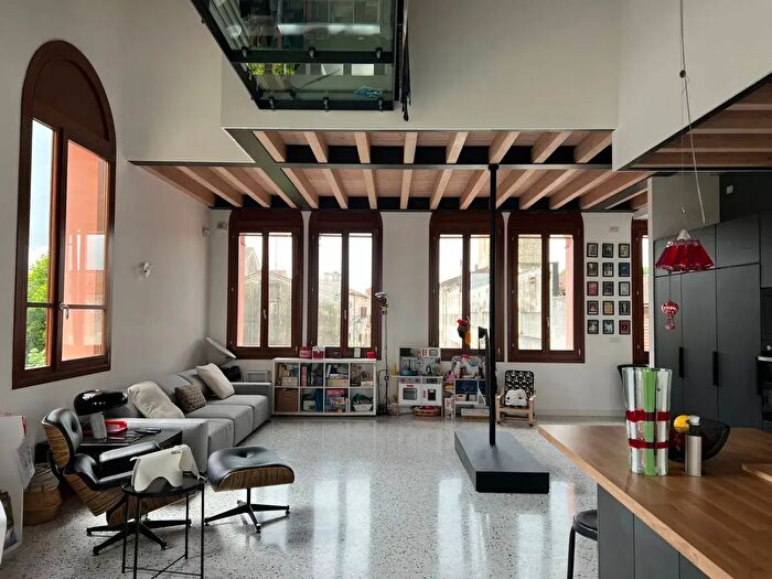 Casa con 13 locali in vendita in Piazza Vittorio Emanuele II, Portobuffole