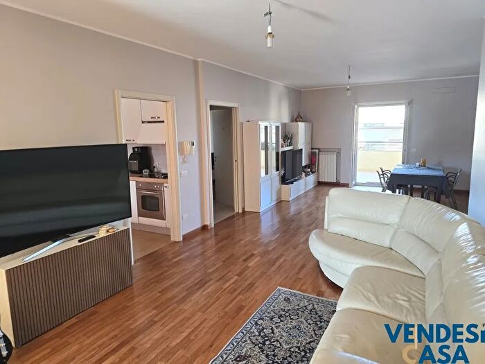 Appartamento con 6 locali in vendita in Via Montrone, Valenzano