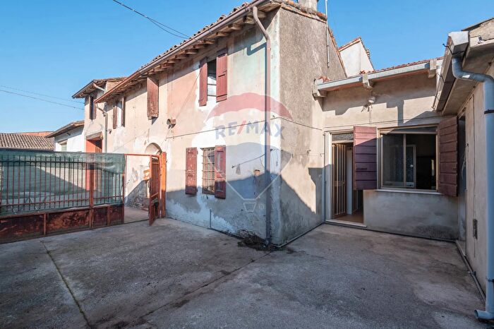 Casa con 5 locali in vendita in Rivarolo Mantovano