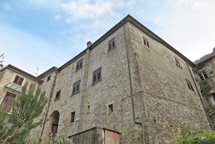 Casa con 10 locali in vendita in Fivizzano