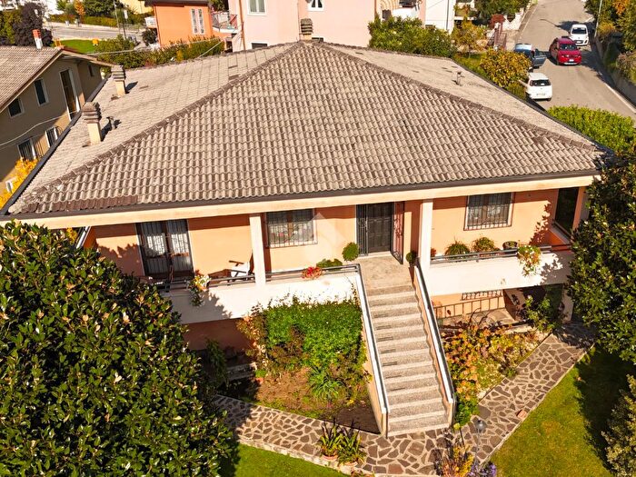 Casa con 8 locali in vendita in Via Montello, Colognola Ai Colli