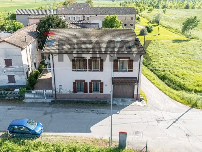 Casa quadrilocale in vendita in Via Cornedole, Castelnovo Di Sotto