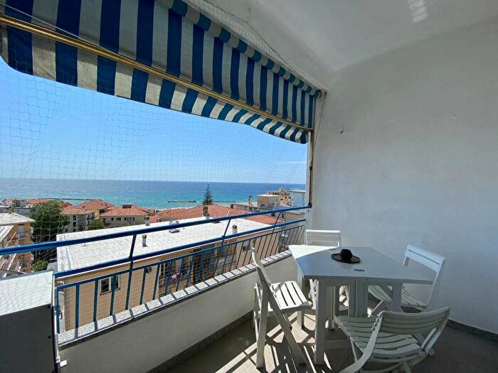 Appartamento trilocale in affitto in Via Aurelia Taggia, Taggia