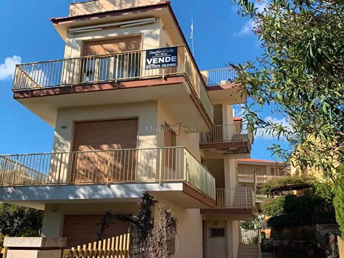 Appartamento con 11 locali in vendita in Via Cristoforo Colombo, Modica