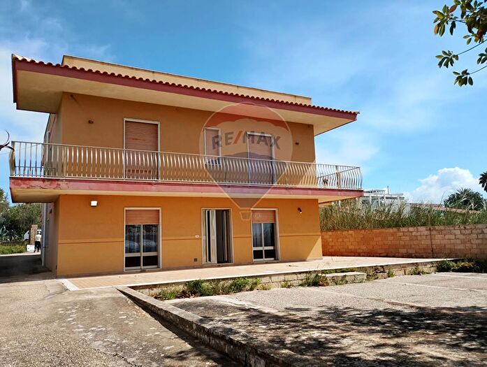 Casa con 6 locali in vendita in Via Platone, Scicli