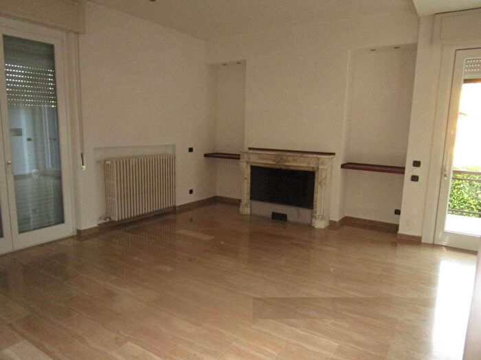 Appartamento trilocale in affitto in Via Novembre, Uboldo