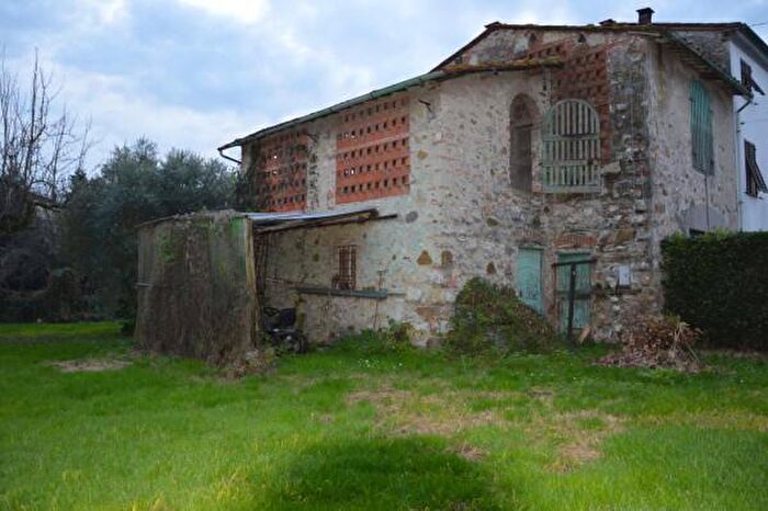 Casa con 6 locali in vendita in Via SantAngelo, Lucca