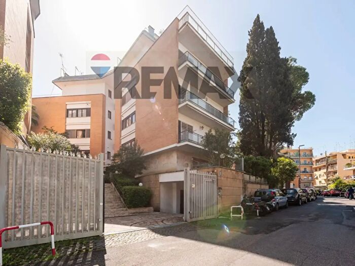 Appartamento con 7 locali in vendita in Via Bernardo Blumenstihl, Roma