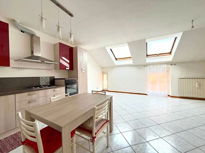 Appartamento trilocale in vendita in Via Nazionale Casazza, Casazza