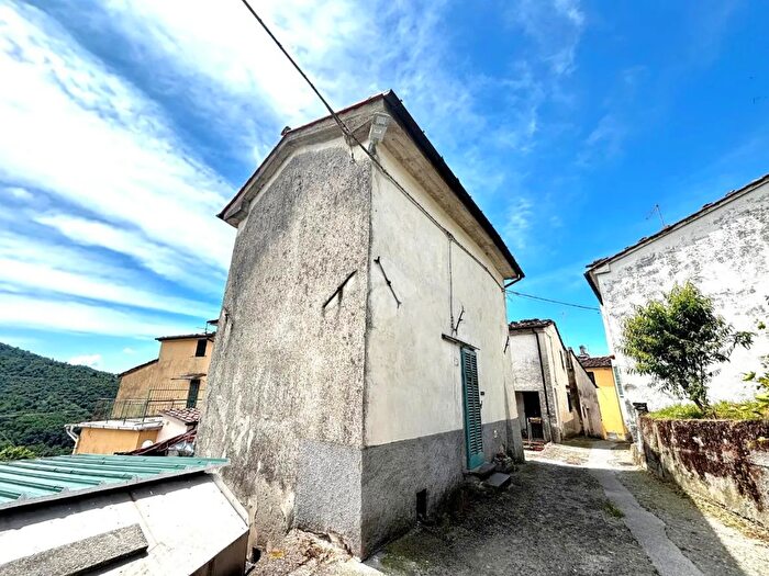 Casa quadrilocale in vendita in Via Sdrucciola, Pistoia