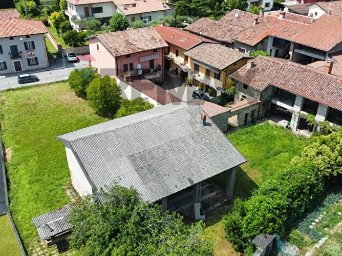 Casa con 8 locali in vendita in Via Gavazzoli, Carobbio Degli Angeli