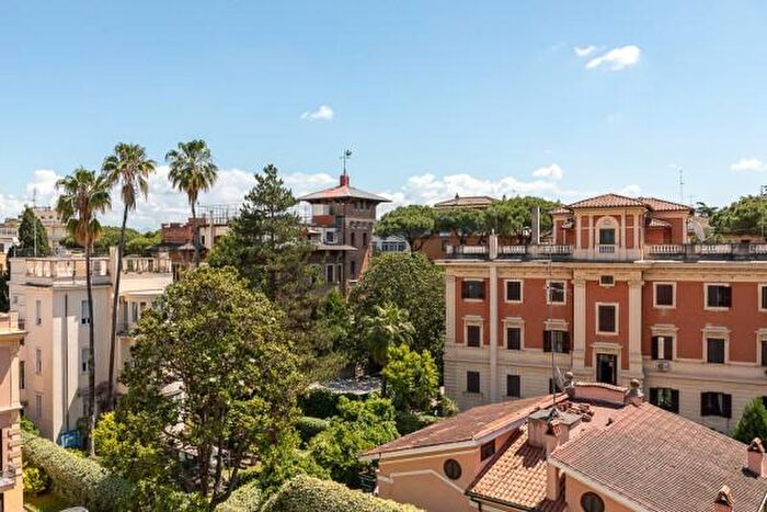 Appartamento con 6 locali in vendita in Via Serchio, Roma