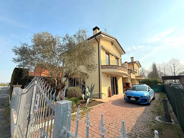 Casa con 6 locali in vendita in Via Giotto, Correzzola