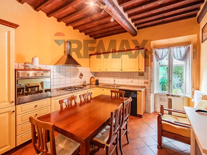 Casa con 7 locali in vendita in Lucca