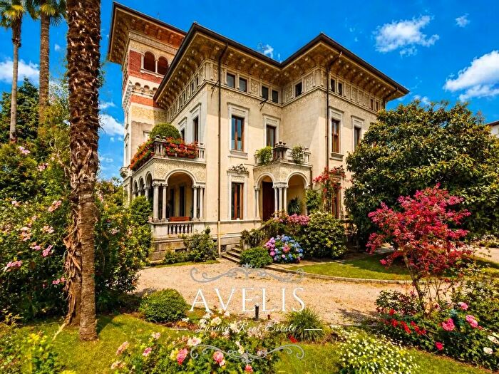 Casa con 20 locali in vendita in Via Alessandro Volta, Stresa