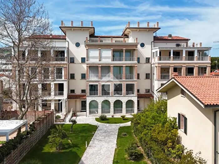 Appartamento quadrilocale in vendita in Lungomare Sirena, Tortoreto