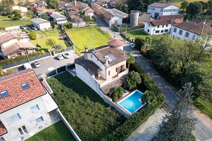 Casa con 5 locali in vendita in Via Alessandro Manzoni, Battuda