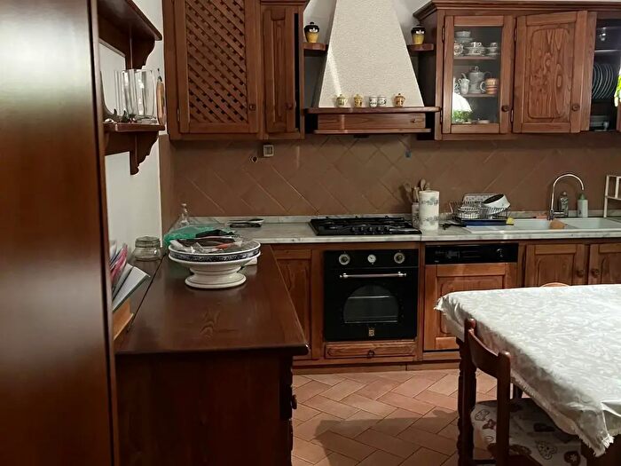 Casa con 8 locali in vendita in Cascina