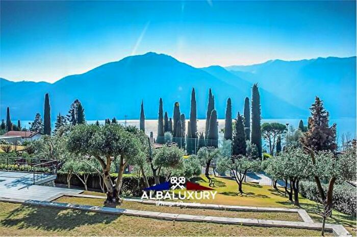 Casa con 6 locali in vendita in Via Regina, Griante