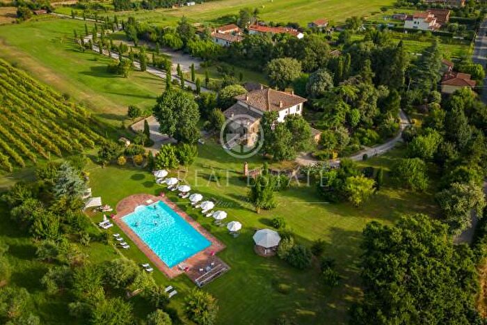 Casa con 6 locali in vendita in Vicolo Corazzi, Cortona