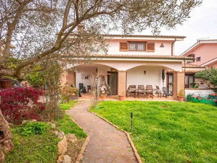 Casa quadrilocale in vendita in Via delle Betulle, Anguillara Sabazia