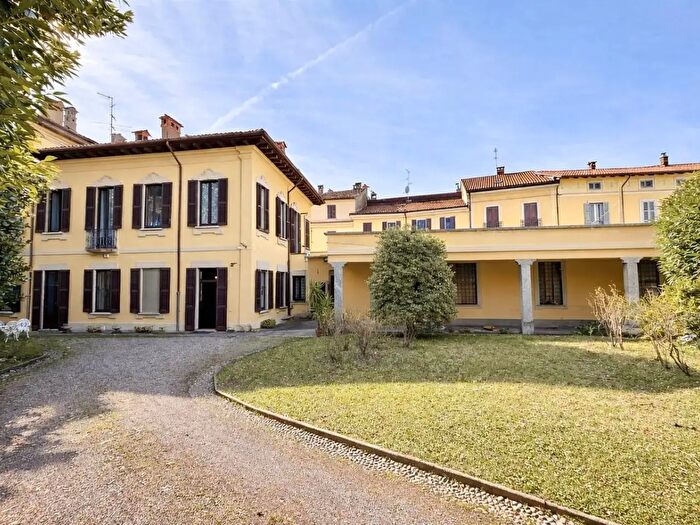 Casa con 6 locali in vendita in Via dei Bersaglieri, Carate Brianza