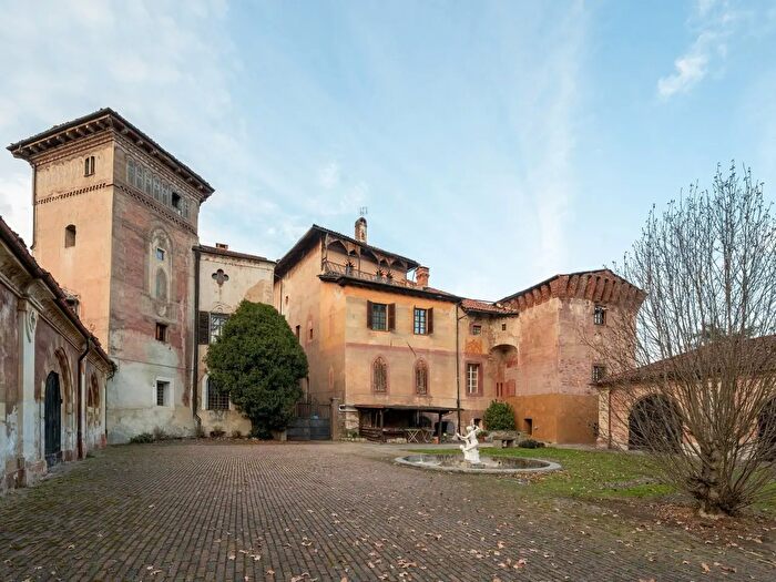 Appartamento quadrilocale in vendita in Via Vicolo Castello, Envie