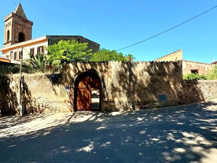 Casa con 14 locali in vendita in Via Sebastiano Satta, Laconi