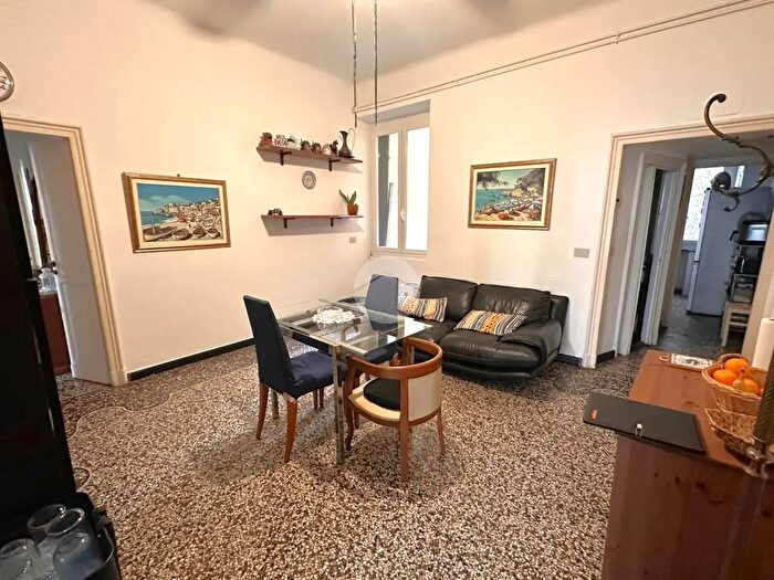 Appartamento con 6 locali in vendita in Via Ameglia, Genova
