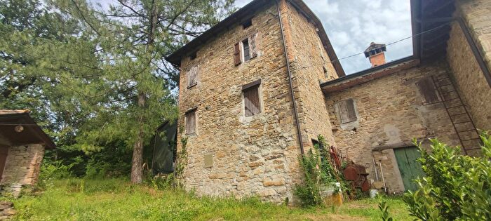 Casa quadrilocale in vendita in Via Falbio, Carpineti