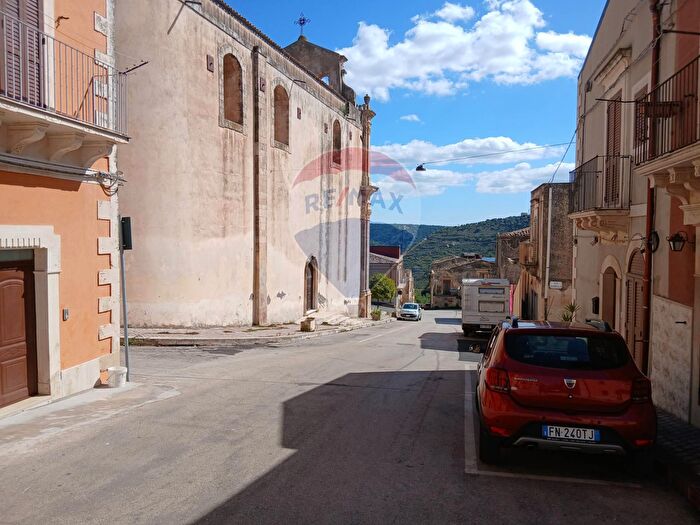 Appartamento con 6 locali in vendita in Via Umberto, Ferla