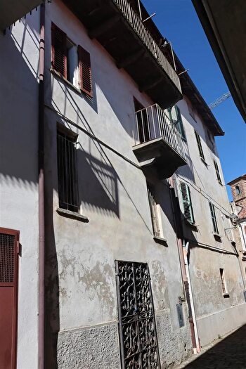 Casa con 6 locali in vendita in Castiglione Tinella Cuneo, Castiglione Tinella