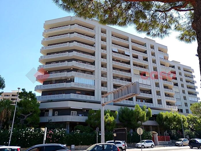 Appartamento con 6 locali in vendita in Via Camillo Rosalba f, Bari