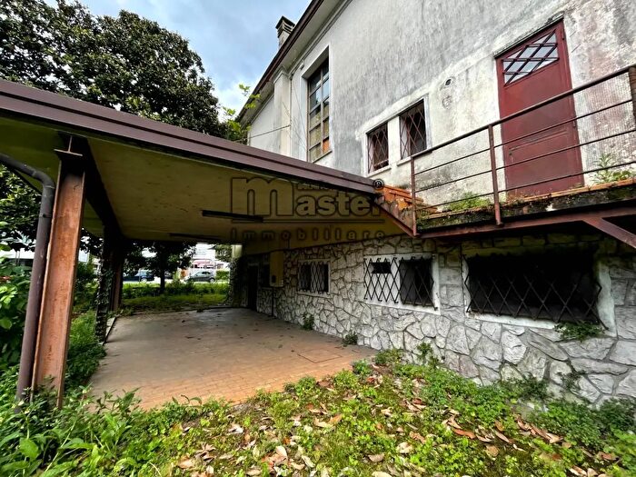 Casa con 10 locali in vendita in Mogliano Veneto