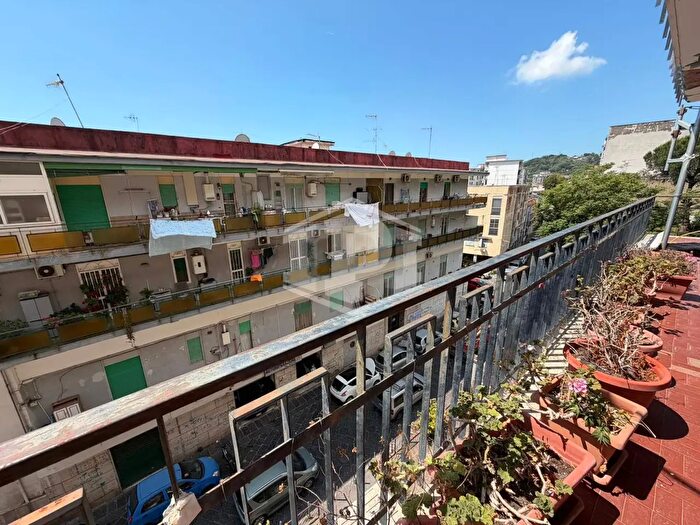 Appartamento con 5 locali in vendita in Via Filippo Bottazzi, Napoli